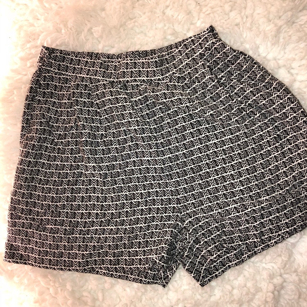 Black & white patterned H&M Shorts w/pockets